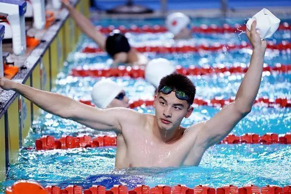 排在第一, 秒之差排在